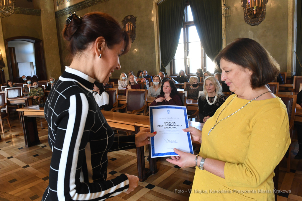 3737jpg.jpg-Nagrody dla nauczvycieli - tyra IV  Autor: W. Majka