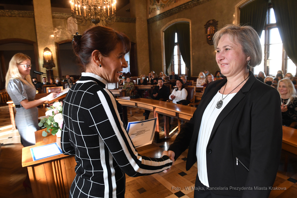 4040jpg.jpg-Nagrody dla nauczvycieli - tyra IV  Autor: W. Majka