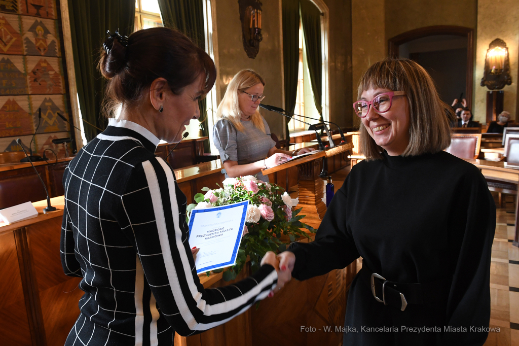 4141jpg.jpg-Nagrody dla nauczvycieli - tyra IV  Autor: W. Majka