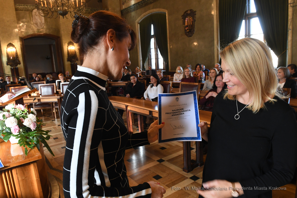 4242jpg.jpg-Nagrody dla nauczvycieli - tyra IV  Autor: W. Majka