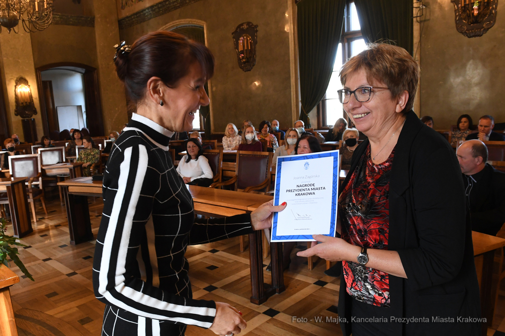 6767jpg.jpg-Nagrody dla nauczvycieli - tyra IV  Autor: W. Majka