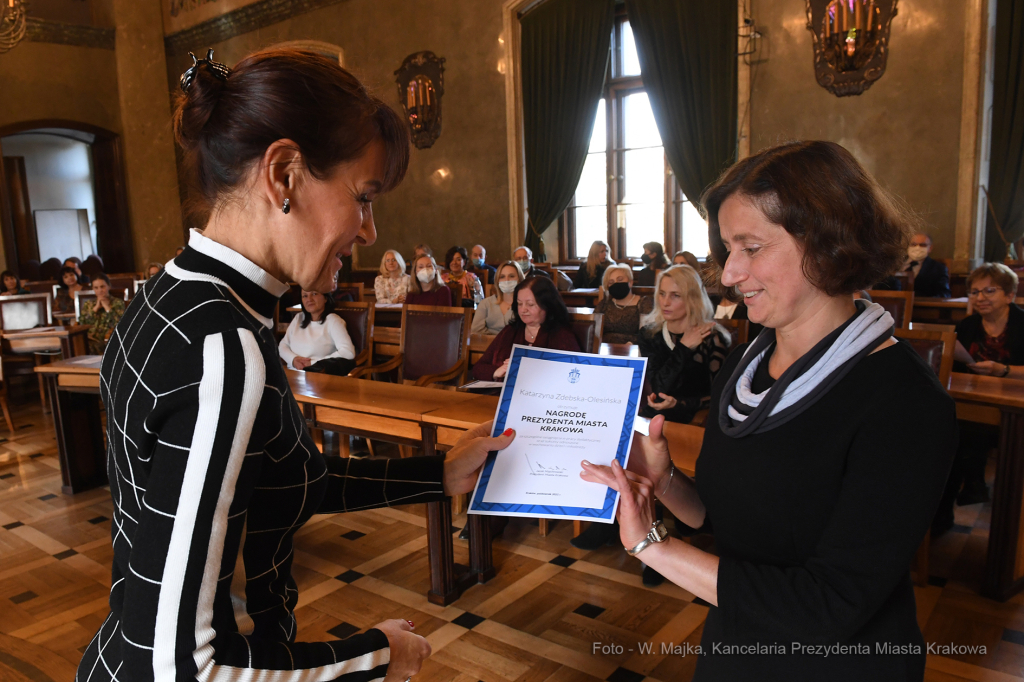 6868jpg.jpg-Nagrody dla nauczvycieli - tyra IV  Autor: W. Majka