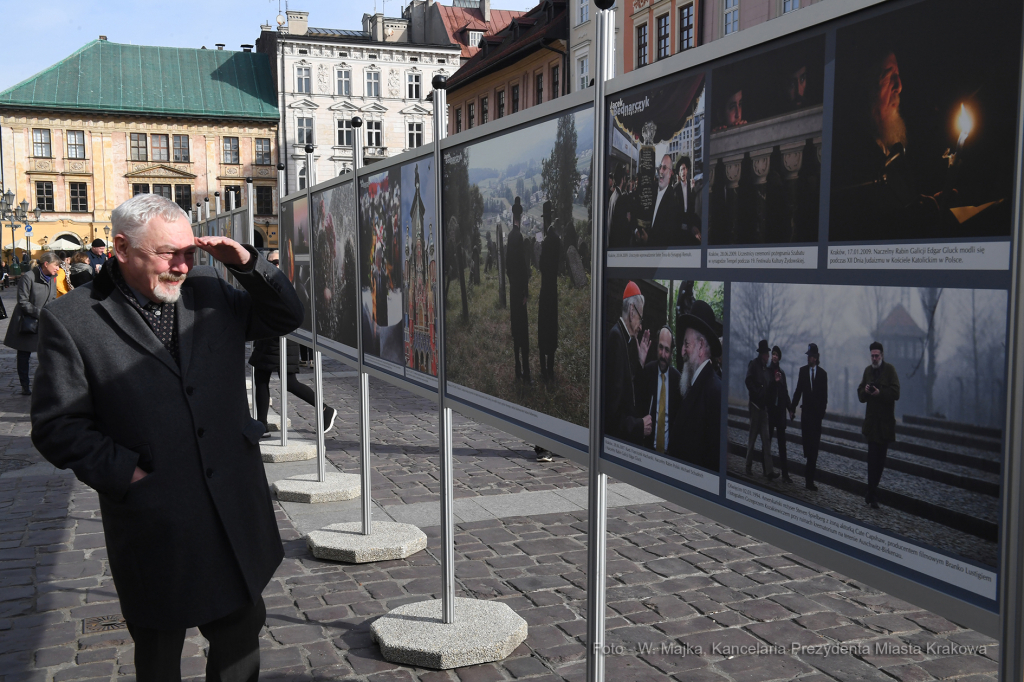 044jpg.jpg-Otwarcie wystawy Świat Czeka  Autor: W. Majka