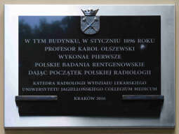 Tablica na budynku dawnego Zakładu Chemii UJ - miejsce pierwszych eksperymentów z promieniami rentgenowskimi prof. Olszewskiego 