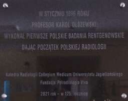 Tablica w budynku Szkoły Podstawowej im. Prof. Karola Olszewskiego w Broniszowie – w miejscowości narodzin prof. Olszewskiego