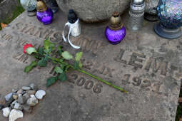 011jpg.jpg-Złożenie znicza na grobie Stanisława Lema