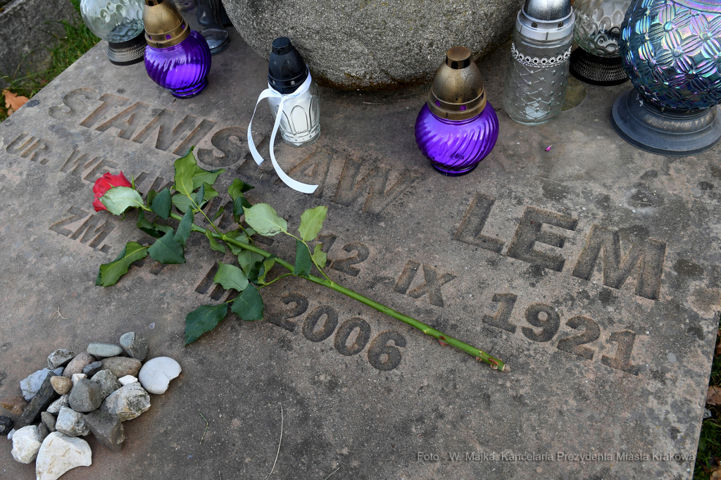 011jpg.jpg-Złożenie znicza na grobie Stanisława Lema  Autor: W. Majka