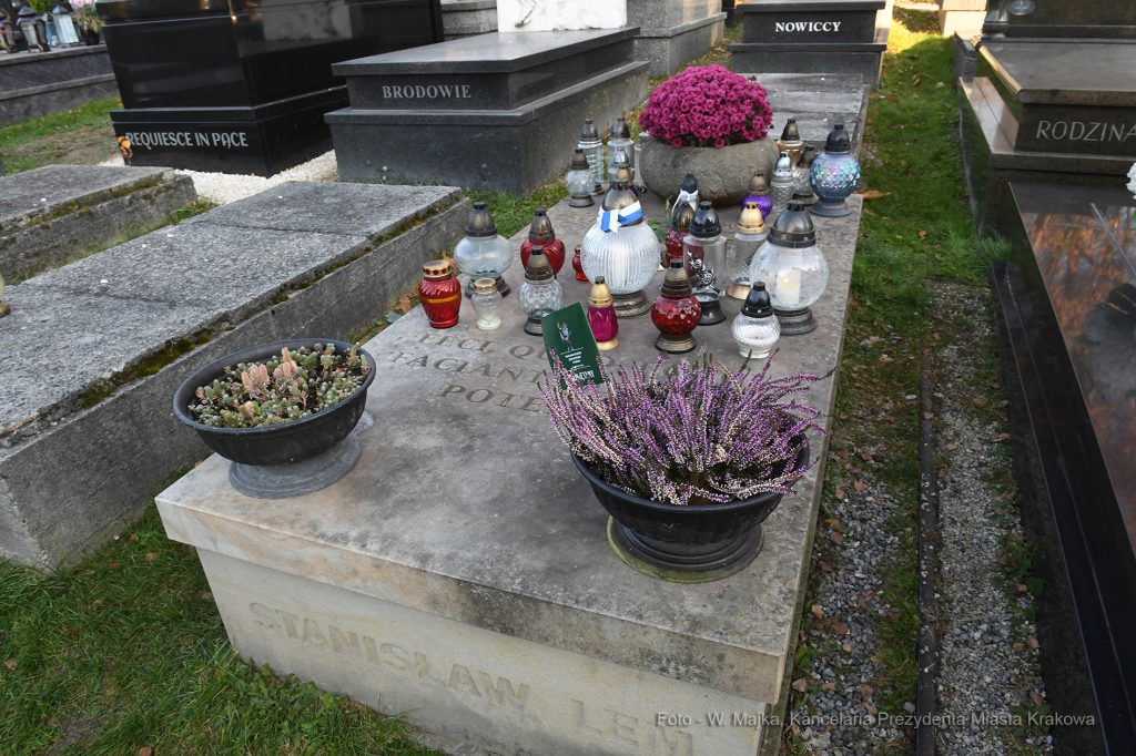 022jpg.jpg-Złożenie znicza na grobie Stanisława Lema  Autor: W. Majka