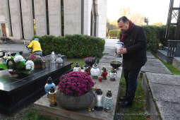 033jpg.jpg-Złożenie znicza na grobie Stanisława Lema