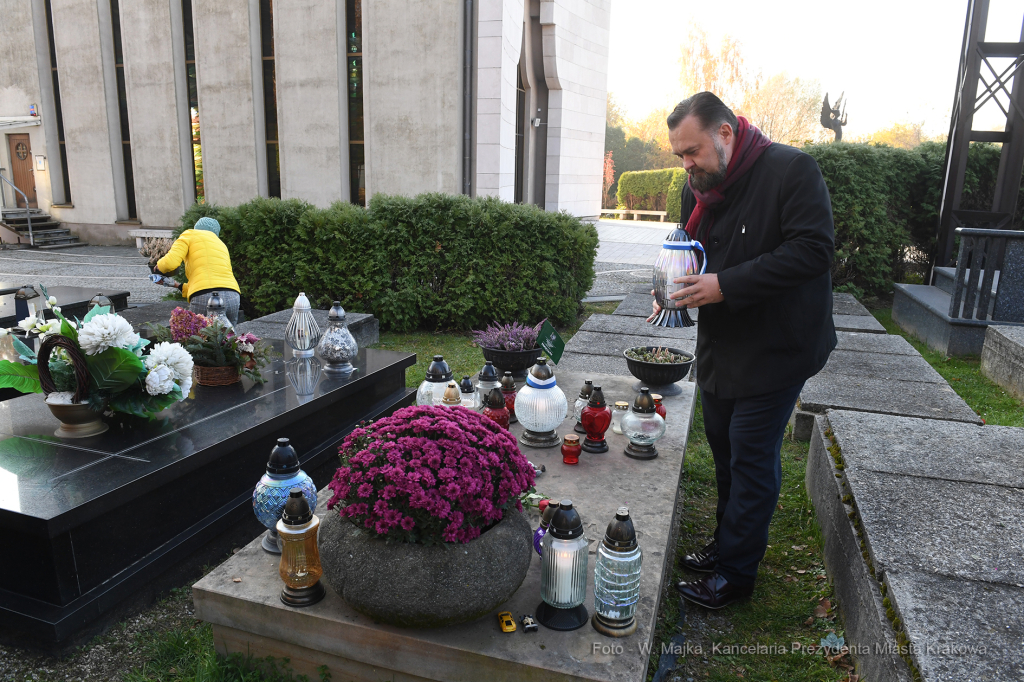 033jpg.jpg-Złożenie znicza na grobie Stanisława Lema  Autor: W. Majka