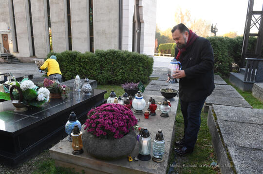 033jpg.jpg-Złożenie znicza na grobie Stanisława Lema