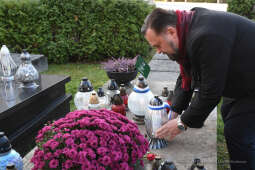 044jpg.jpg-Złożenie znicza na grobie Stanisława Lema