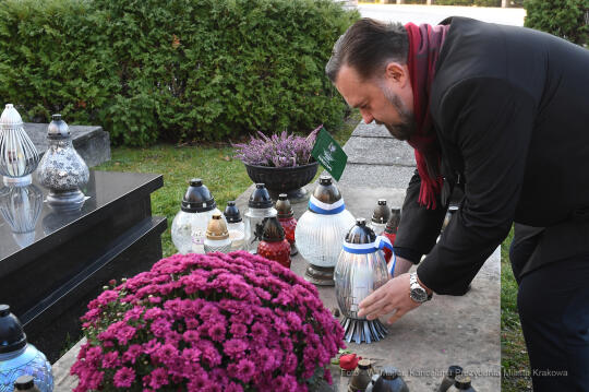 044jpg.jpg-Złożenie znicza na grobie Stanisława Lema