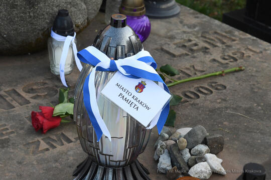 055jpg.jpg-Złożenie znicza na grobie Stanisława Lema