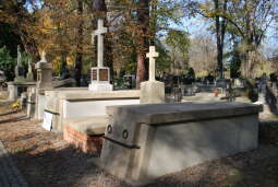 cmentarz rakowicki pas 26 grupa czterech grobowcow - po konserwacji (1).jpg