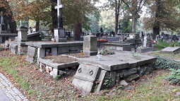 cmentarz rakowicki pas 26 grupa czterech grobowcow - przed konserwacja.jpg