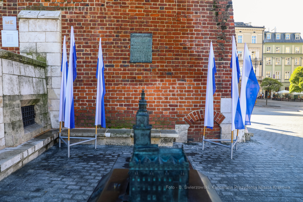 bs-października 31, 2021-033a2092.jpg-Rocznica wyzwolenia, Kośmider, Kwiaty,  Autor: B. Świerzowski