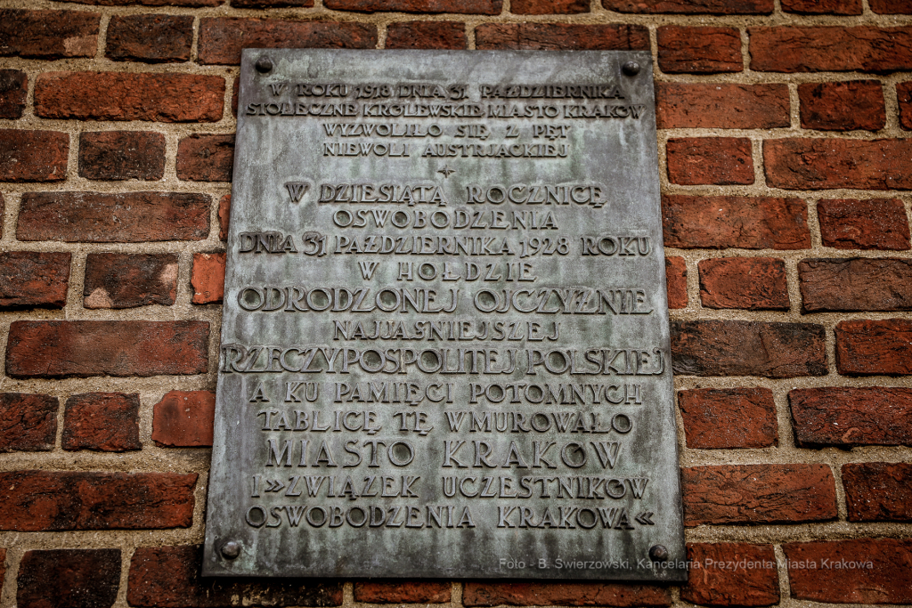 bs-października 31, 2021-033a2095.jpg-Rocznica wyzwolenia, Kośmider, Kwiaty,  Autor: B. Świerzowski