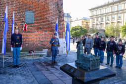 bs-października 31, 2021-033a2098.jpg-Rocznica wyzwolenia, Kośmider, Kwiaty,