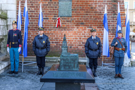 bs-października 31, 2021-033a2115.jpg-Rocznica wyzwolenia, Kośmider, Kwiaty,