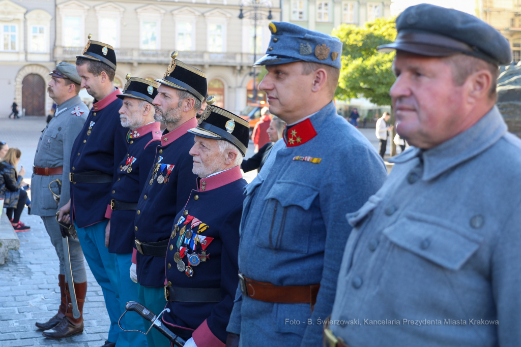 bs-października 31, 2021-033a2116.jpg-Rocznica wyzwolenia, Kośmider, Kwiaty,  Autor: B. Świerzowski