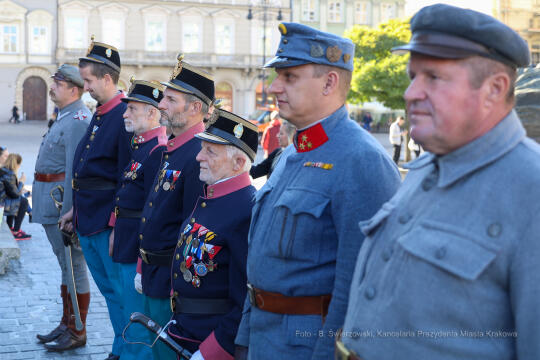 bs-października 31, 2021-033a2116.jpg-Rocznica wyzwolenia, Kośmider, Kwiaty,