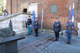 bs-października 31, 2021-033a2123.jpg-Rocznica wyzwolenia, Kośmider, Kwiaty,