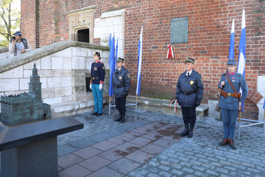 bs-października 31, 2021-033a2123.jpg-Rocznica wyzwolenia, Kośmider, Kwiaty,