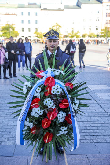 bs-października 31, 2021-033a2134.jpg-Rocznica wyzwolenia, Kośmider, Kwiaty,