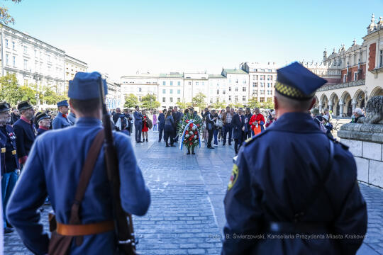 bs-października 31, 2021-033a2140.jpg-Rocznica wyzwolenia, Kośmider, Kwiaty,