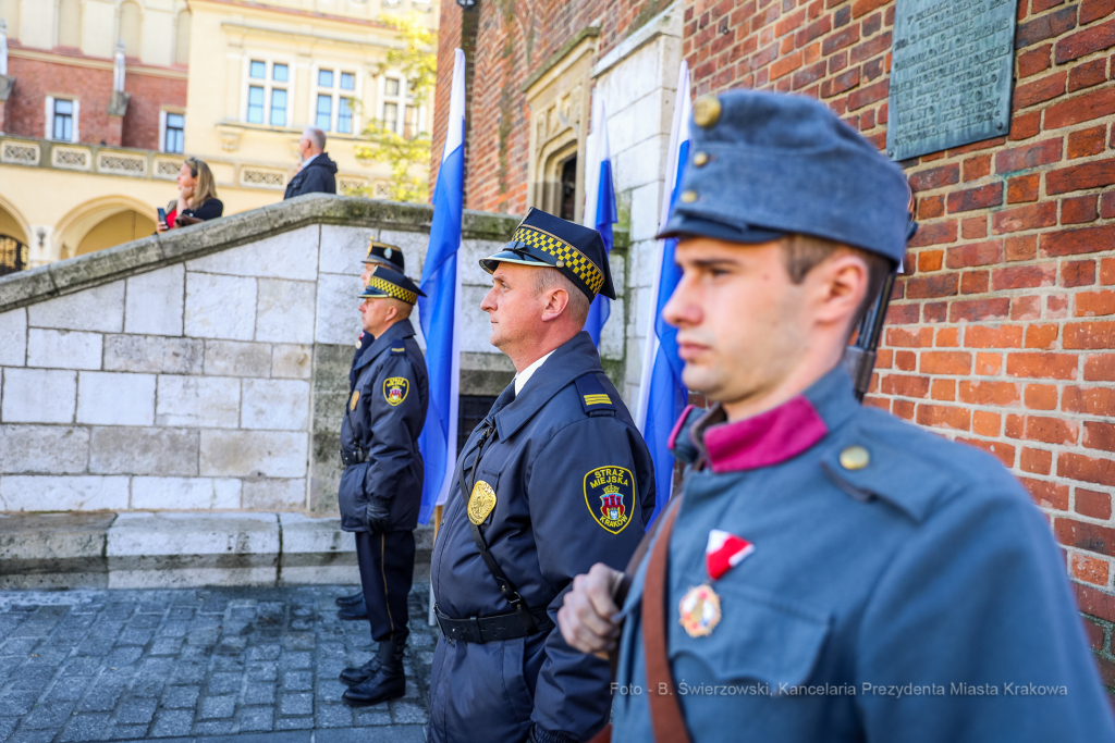 bs-października 31, 2021-033a2148.jpg-Rocznica wyzwolenia, Kośmider, Kwiaty,  Autor: B. Świerzowski