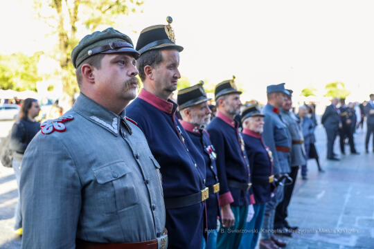 bs-października 31, 2021-033a2151.jpg-Rocznica wyzwolenia, Kośmider, Kwiaty,