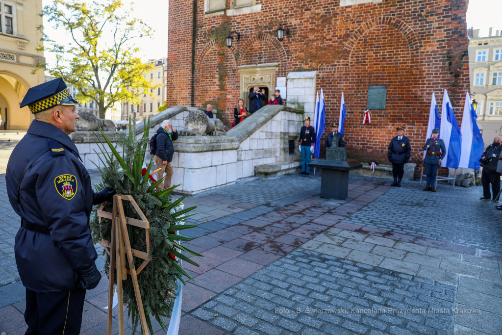 bs-października 31, 2021-033a2163.jpg-Rocznica wyzwolenia, Kośmider, Kwiaty,  Autor: B. Świerzowski