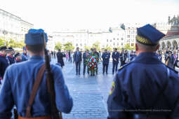 bs-października 31, 2021-033a2173.jpg-Rocznica wyzwolenia, Kośmider, Kwiaty,