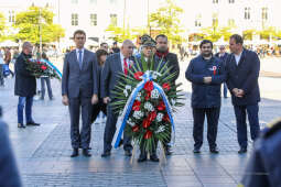 bs-października 31, 2021-033a2181.jpg-Rocznica wyzwolenia, Kośmider, Kwiaty,