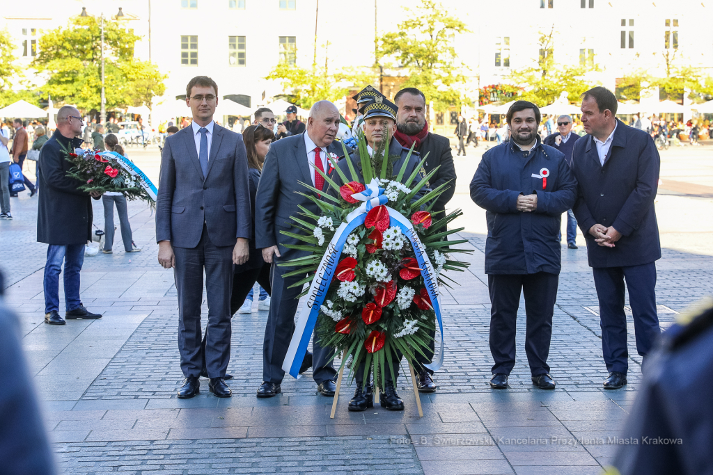 bs-października 31, 2021-033a2181.jpg-Rocznica wyzwolenia, Kośmider, Kwiaty,  Autor: B. Świerzowski