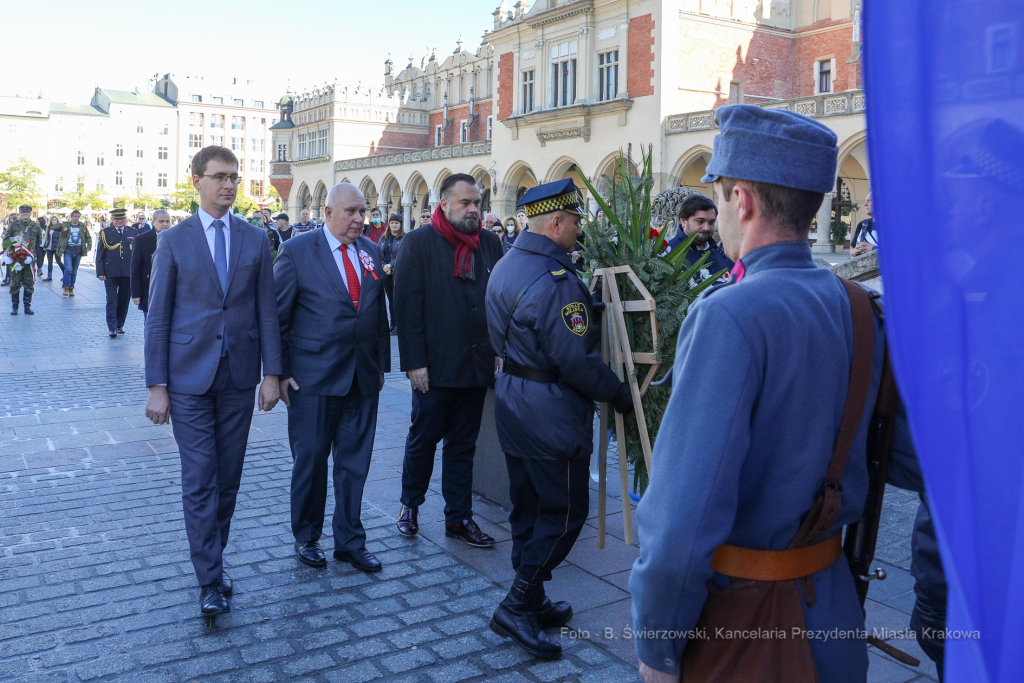 bs-października 31, 2021-033a2192.jpg-Rocznica wyzwolenia, Kośmider, Kwiaty,  Autor: B. Świerzowski