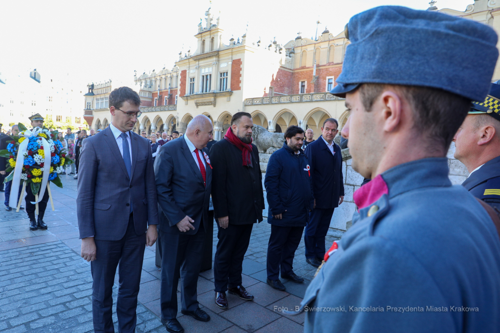 bs-października 31, 2021-033a2205.jpg-Rocznica wyzwolenia, Kośmider, Kwiaty,  Autor: B. Świerzowski
