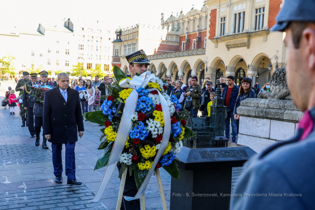 bs-października 31, 2021-033a2210.jpg-Rocznica wyzwolenia, Kośmider, Kwiaty,  Autor: B. Świerzowski