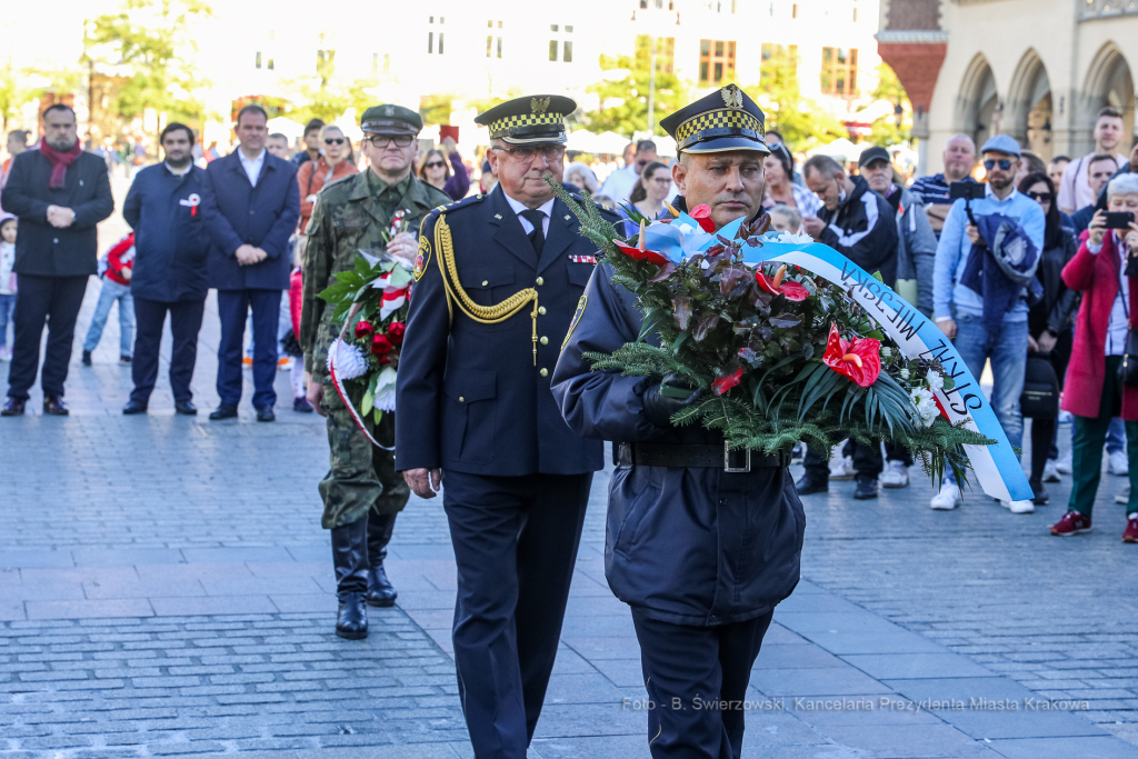 bs-października 31, 2021-033a2219.jpg-Rocznica wyzwolenia, Kośmider, Kwiaty,  Autor: B. Świerzowski