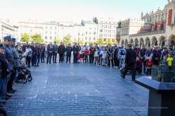 bs-października 31, 2021-033a2233.jpg-Rocznica wyzwolenia, Kośmider, Kwiaty,