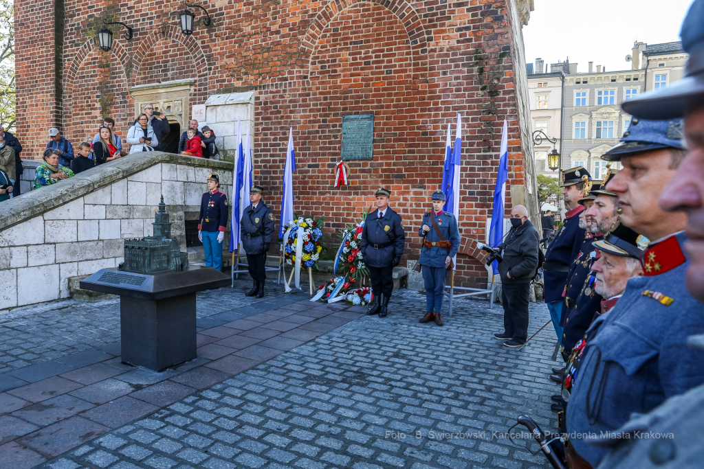 bs-października 31, 2021-033a2237.jpg-Rocznica wyzwolenia, Kośmider, Kwiaty,  Autor: B. Świerzowski