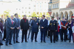 bs-października 31, 2021-033a2246.jpg-Rocznica wyzwolenia, Kośmider, Kwiaty,