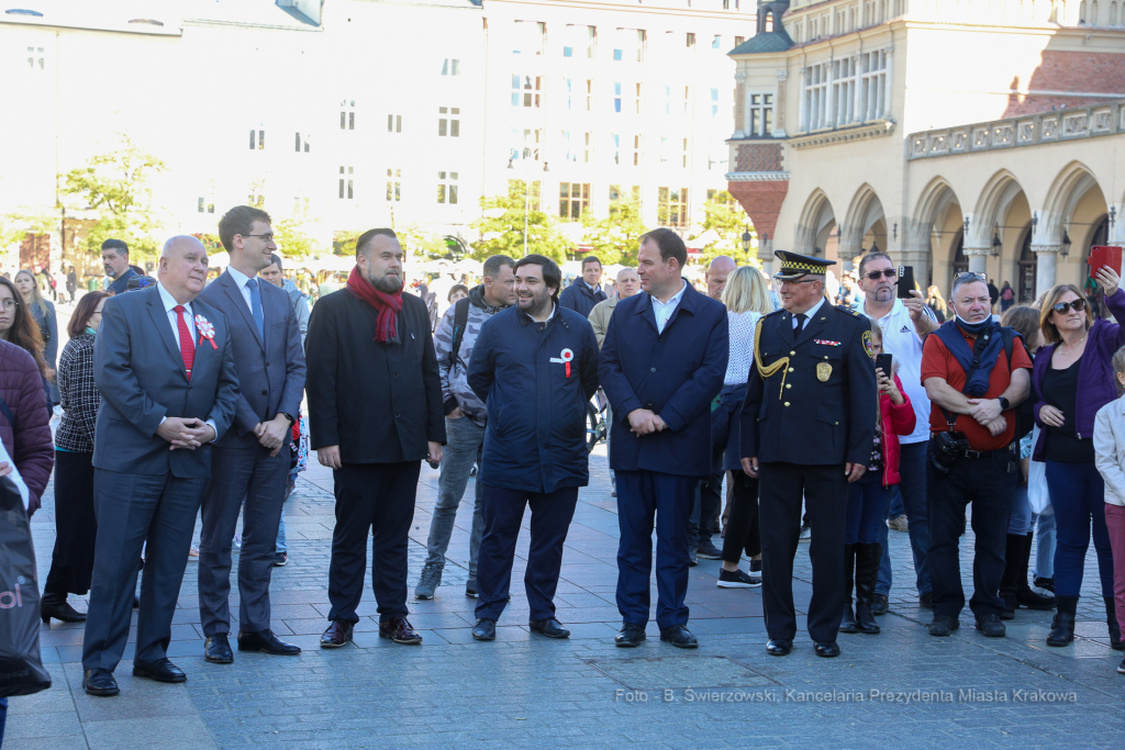 bs-października 31, 2021-033a2246.jpg-Rocznica wyzwolenia, Kośmider, Kwiaty,  Autor: B. Świerzowski