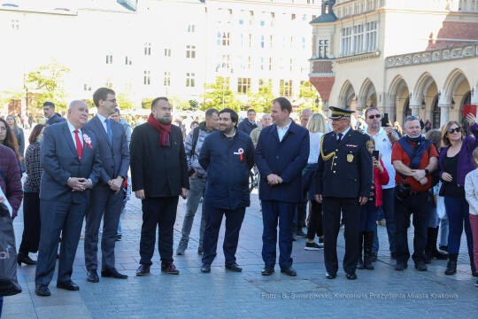 bs-października 31, 2021-033a2246.jpg-Rocznica wyzwolenia, Kośmider, Kwiaty,