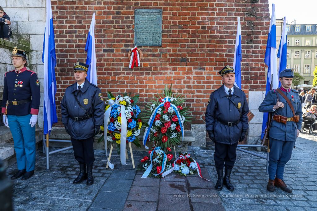 bs-października 31, 2021-033a2252.jpg-Rocznica wyzwolenia, Kośmider, Kwiaty,  Autor: B. Świerzowski