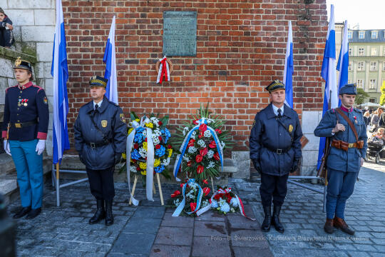 bs-października 31, 2021-033a2252.jpg-Rocznica wyzwolenia, Kośmider, Kwiaty,