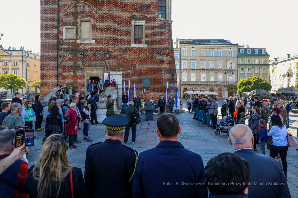 bs-października 31, 2021-033a2258.jpg-Rocznica wyzwolenia, Kośmider, Kwiaty,  Autor: B. Świerzowski