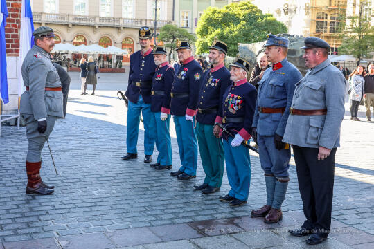 bs-października 31, 2021-033a2268.jpg-Rocznica wyzwolenia, Kośmider, Kwiaty,