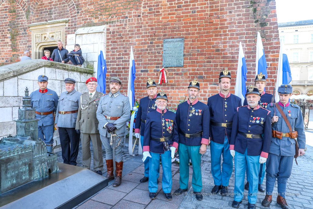 bs-października 31, 2021-033a2272.jpg-Rocznica wyzwolenia, Kośmider, Kwiaty,  Autor: B. Świerzowski